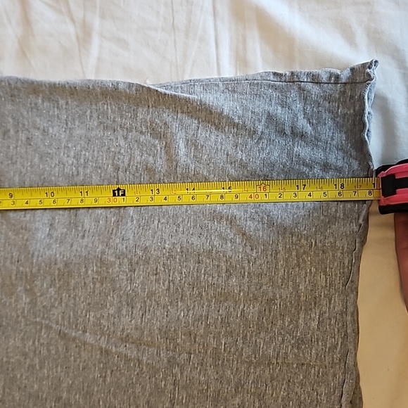 🩴 Gray V Neck Size M - Picture 5 of 5